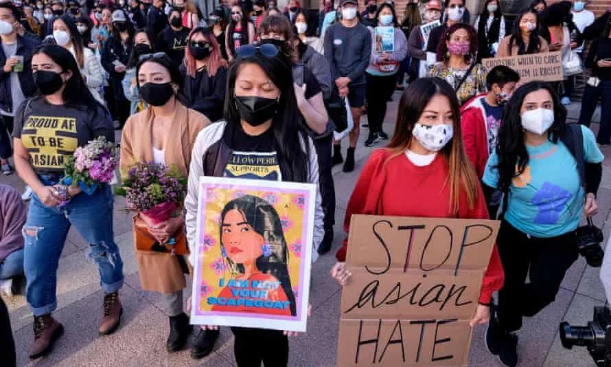 参与抗议亚裔歧视游行的人群