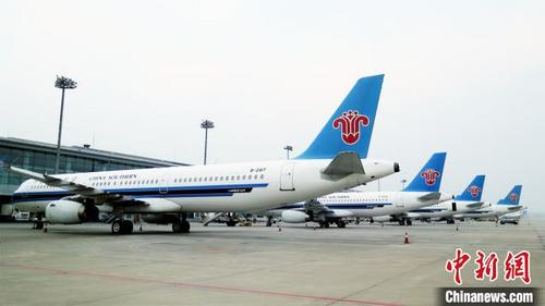 中国侨网图为南航飞机停靠在大连机场停机坪。南航大连供图