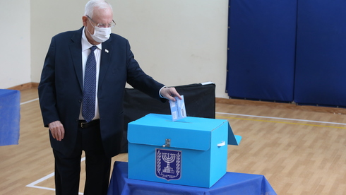 以色列总统里夫林在投票。