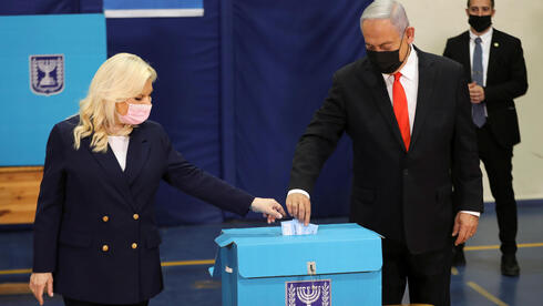 以色列总理内塔尼亚胡和他的妻子在投票。