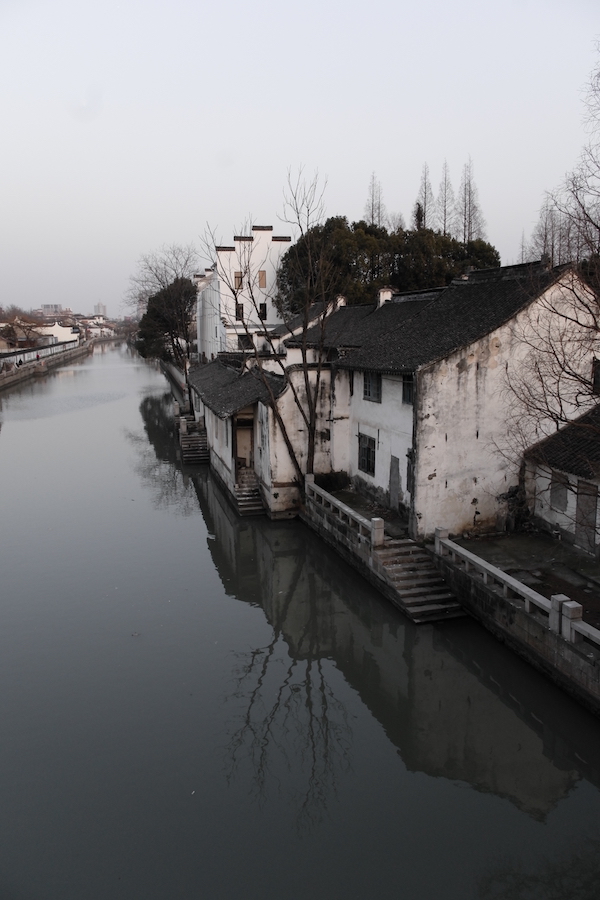 站在大仓桥上远眺松江仓城临河而建的历史建筑 澎湃新闻记者 李梅 摄