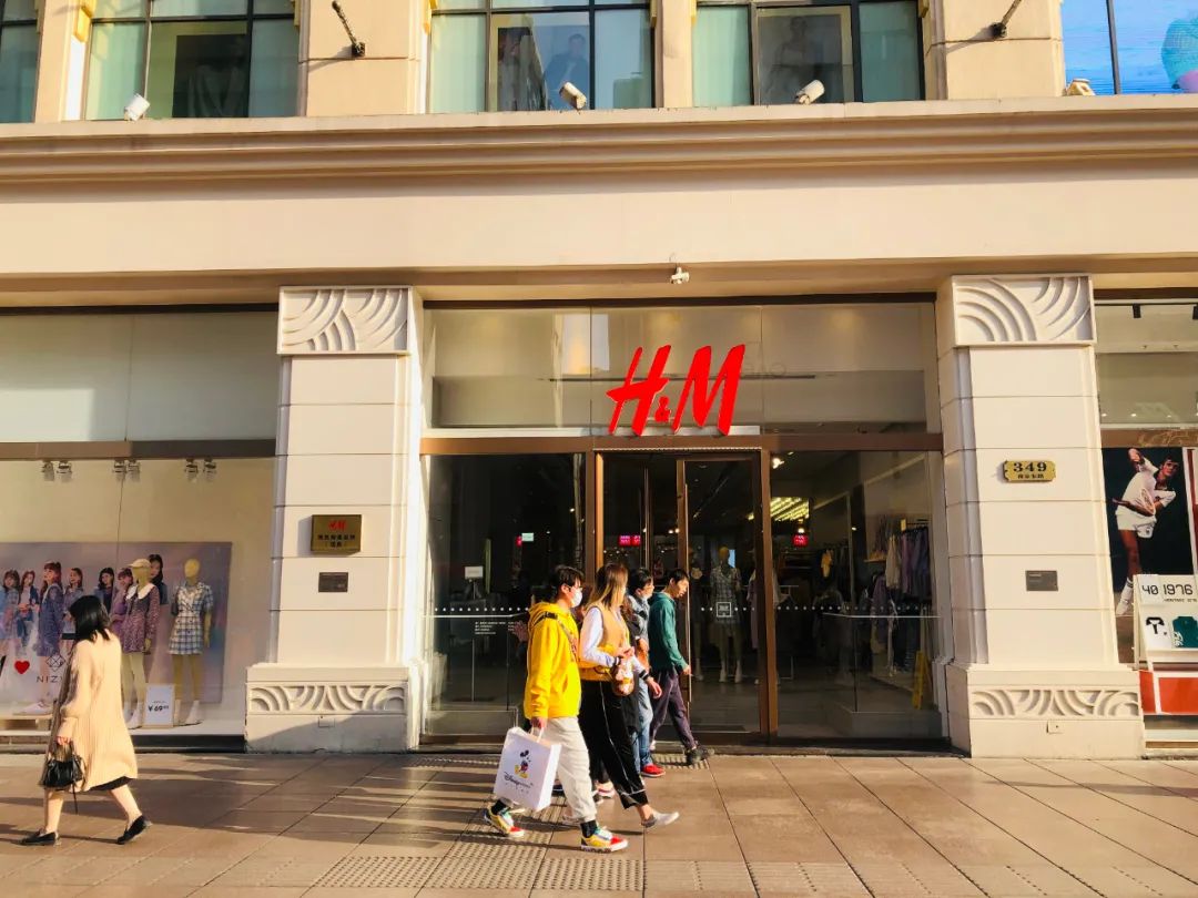 H&M位于上海南京东路商圈的实体店 摄影 马云飞