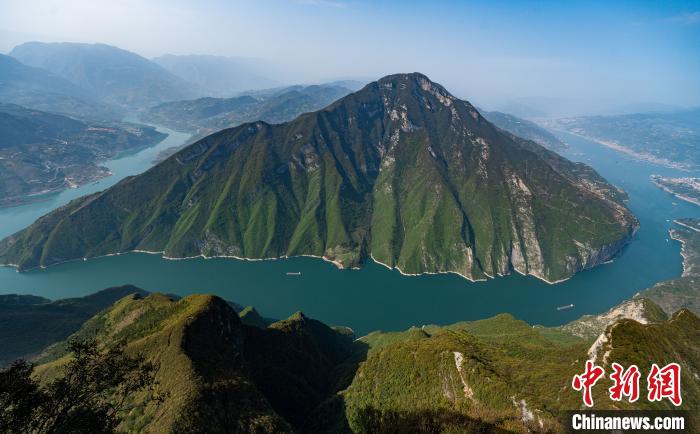 图为站在三峡之巅俯瞰下的瞿塘峡。 何蓬磊 摄 图为站在三峡之巅俯瞰下的瞿塘峡。 何蓬磊 摄