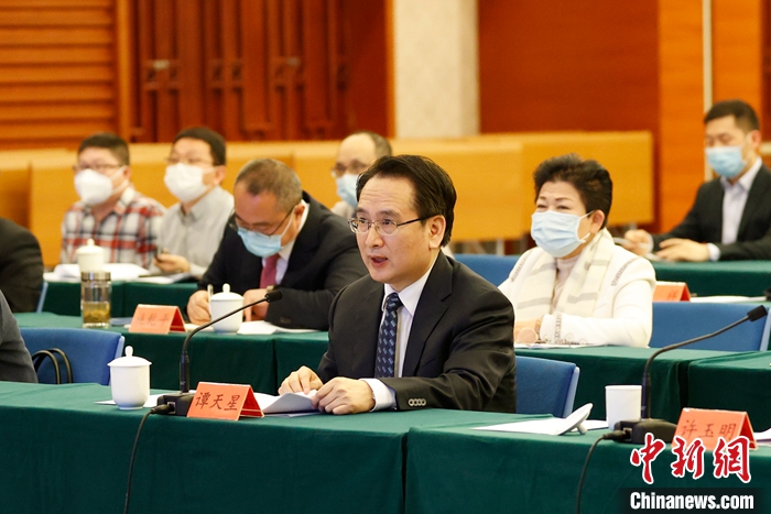 3月25日,中华海外联谊会、马来西亚中华总商会联合举办视频交流会,中华海外联谊会副会长谭天星、中总总会长戴良业出席会议并致辞。
<a target='_blank' data-cke-saved-href='http://www.chinanews.com/' href='http://www.chinanews.com/'>中新社</a>记者 韩海丹 摄 3月25日,中华海外联谊会、马来西亚中华总商会联合举办视频交流会,中华海外联谊会副会长谭天星、中总总会长戴良业出席会议并致辞。
<a target='_blank' data-cke-saved-href='http://www.chinanews.com/' href='http://www.chinanews.com/'>中新社</a>记者 韩海丹 摄