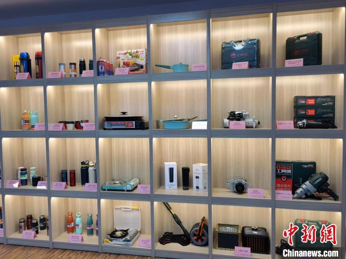 永康市“侨胞之家”内摆放的侨资企业产品。 胡丁于 摄 永康市“侨胞之家”内摆放的侨资企业产品。 胡丁于 摄