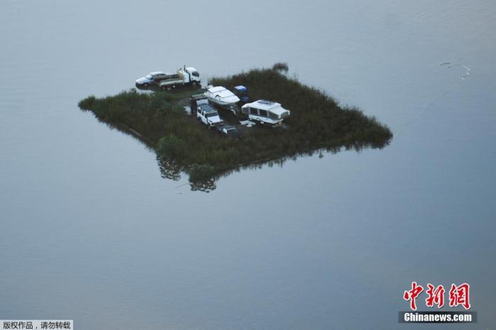 当地时间3月24日,澳大利亚悉尼附近的温莎地区,航拍画面显示洪水几乎淹没房屋,隐约能看到些许房屋屋顶在水面之上。 当地时间3月24日,澳大利亚悉尼附近的温莎地区,航拍画面显示洪水几乎淹没房屋,隐约能看到些许房屋屋顶在水面之上。