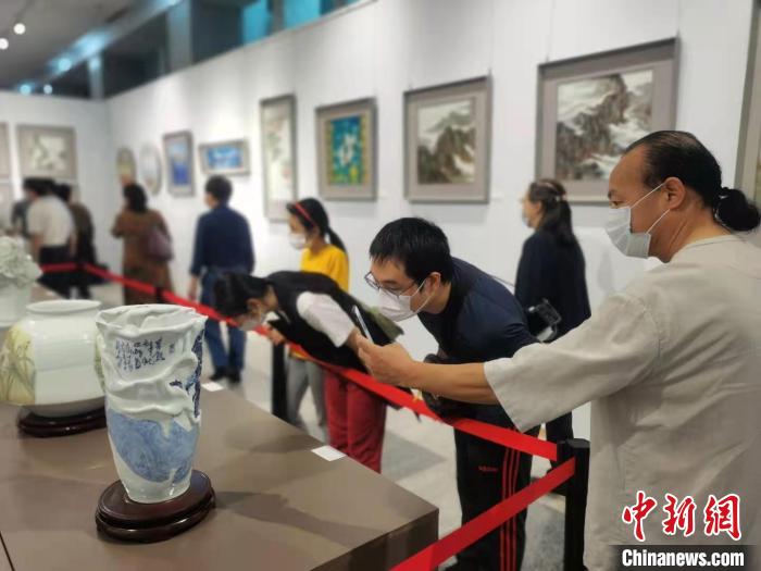 “陶瓷中国—景德镇当代陶瓷名家作品展”吸引市民观看。　张茜翼 摄