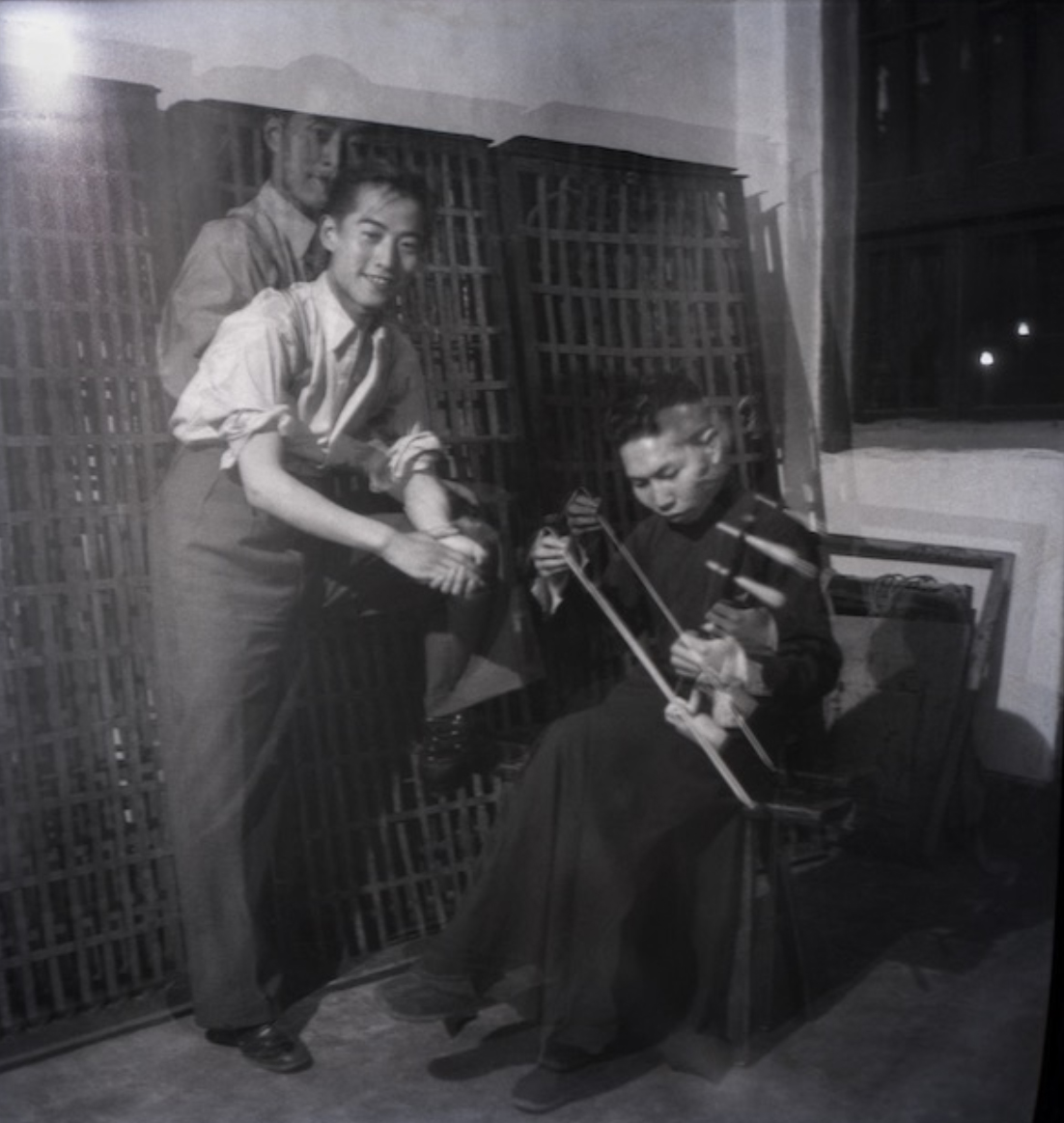 程十发与同学在上海美专宿舍 1939年（插图01）