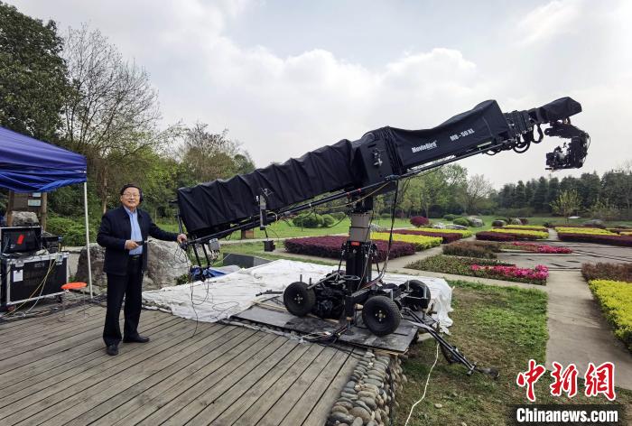 中国考古学会理事长王巍在三星堆考古新发现电视直播现场留影。