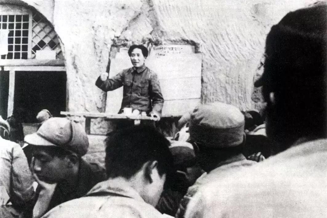 毛泽东在延安为党员干部作报告的旧影