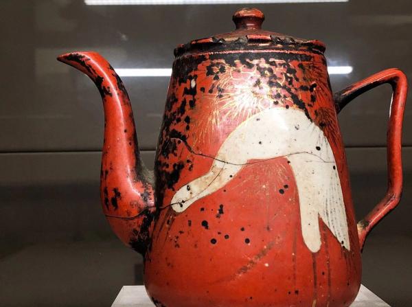 井冈山革命博物馆展厅中朱德用过的茶壶