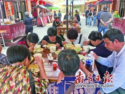 游客来到有着“沙县小吃第一村”称号的福建省三明市俞邦村，品尝沙县小吃。 黄敏璇 摄