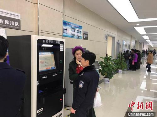 中国侨网杭州市拱墅区行政服务中心办事大厅。　张斌　摄