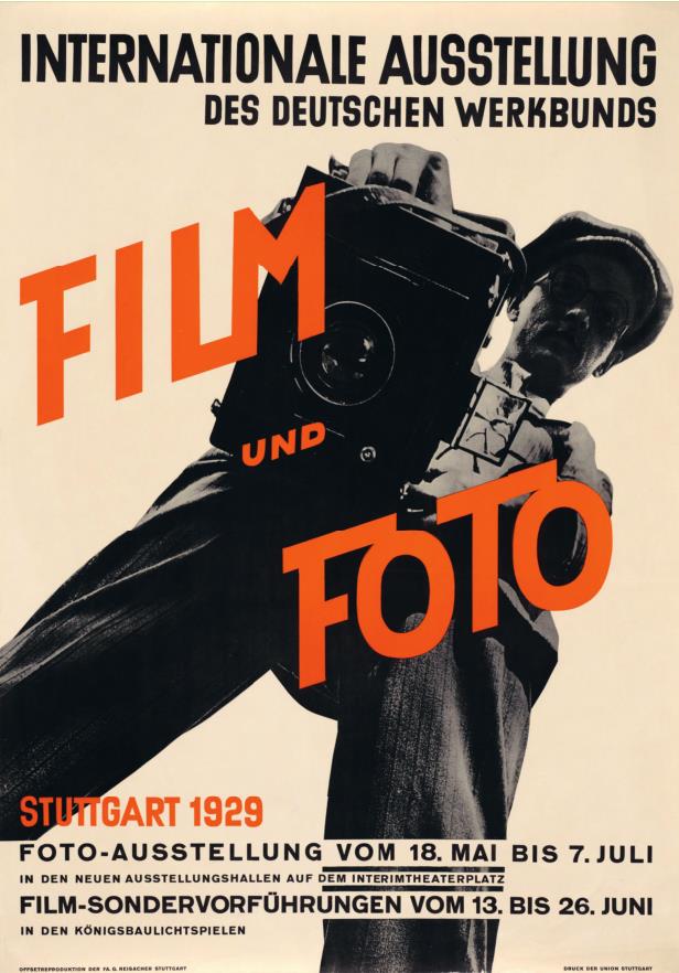 《影像与摄影》 （1929） 这是美国和欧洲摄影以及电影和视觉艺术重要展览的主要图像。图像的倾斜角度和摄影师与相机的姿势使其具有对抗性。