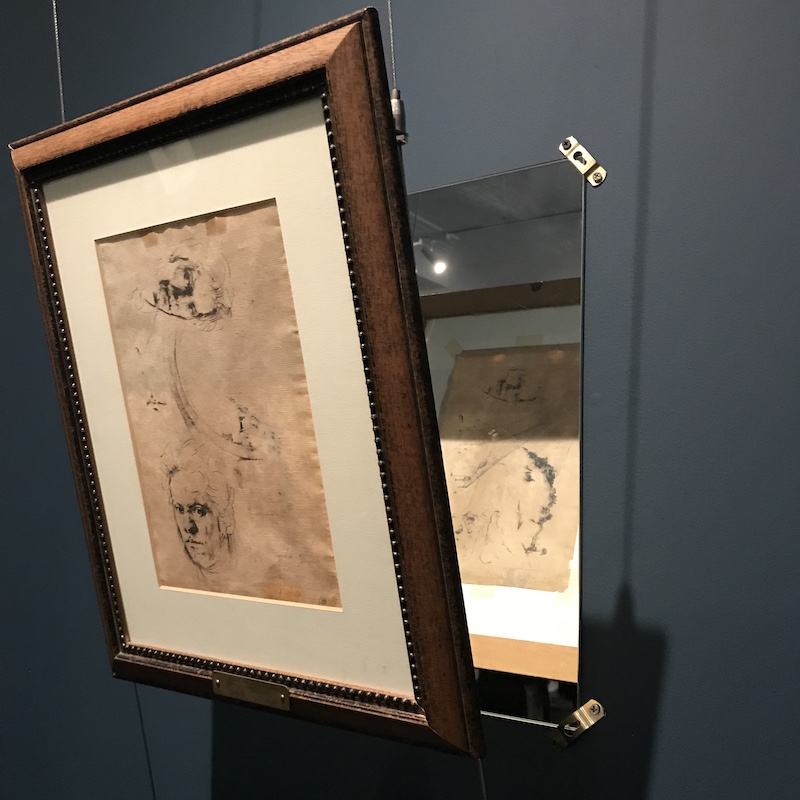 展厅现场，阿尼戈尼手稿，正面是肖像手稿，背面是人体足部手稿