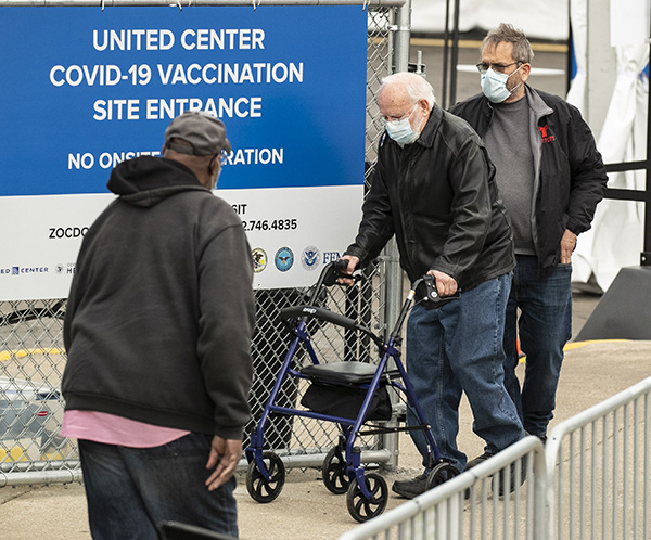 3月10日，在美国芝加哥，一位老人进入联合中心球场新冠疫苗接种点。  新华社 图