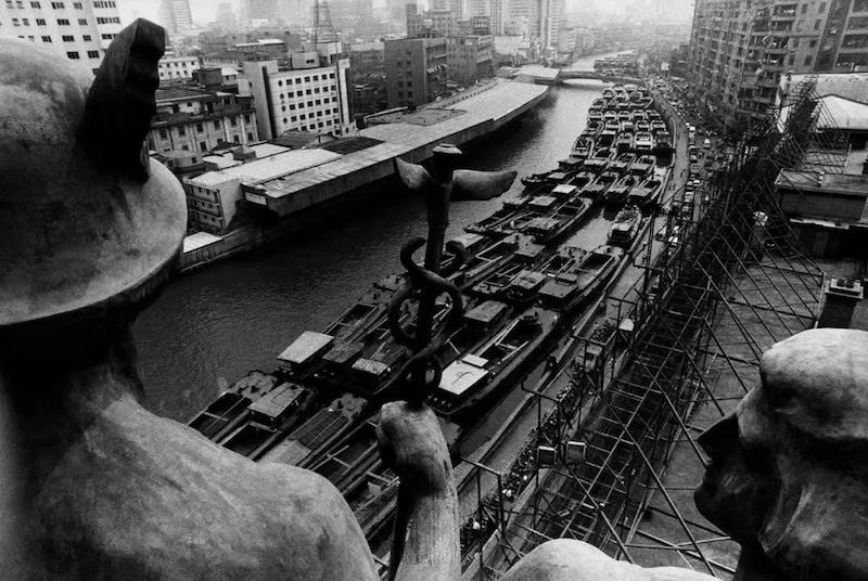 摄影师陆元敏拍摄的“苏州河”系列中有一批从建筑制高点俯拍河流的照片，本图片取景自邮政大楼楼顶。
