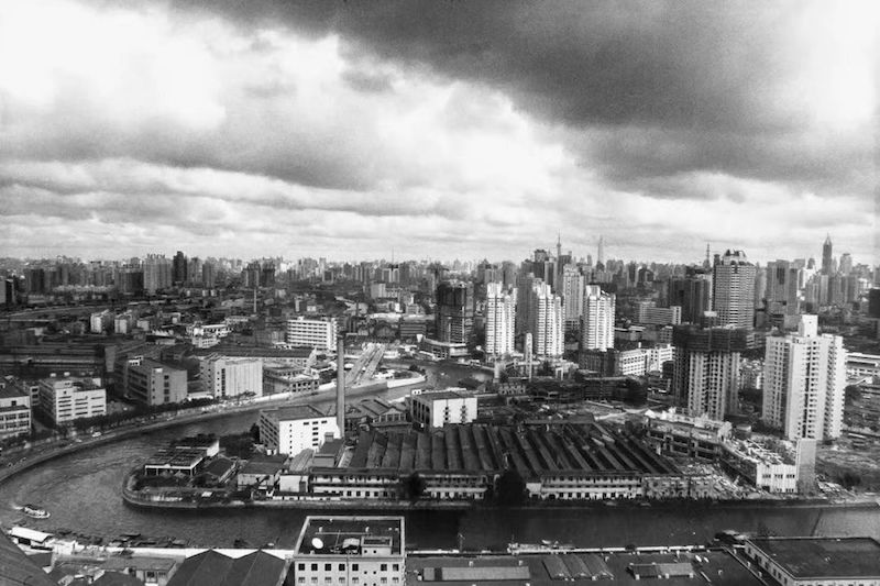 摄影师陆元敏拍摄的“苏州河”系列中有一批从建筑制高点俯拍河流的照片。