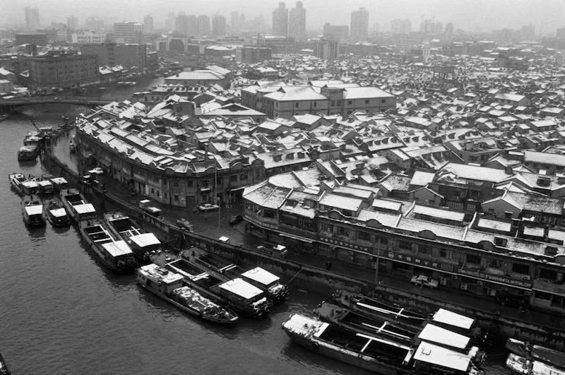 摄影师陆元敏拍摄的“苏州河”系列中有一批从建筑制高点俯拍河流的照片。