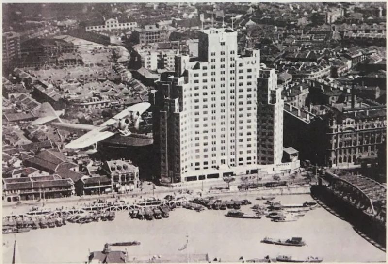 1940年代，屹立在苏州河出口处的百老汇大厦。