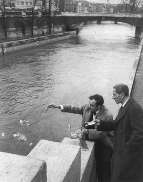 1962年1月26日，伊夫·克莱因(Yves Klein)和迪诺·布扎提(Dino Buzzati)无形作品的转移仪式。