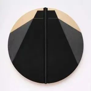托克瓦斯·戴森，《我即能拯救我的一切2号》，2020，木板丙烯、细绳，直径391.4 cm。© 托克瓦斯·戴森，俄亥俄州立大学韦克斯纳视觉艺术中心