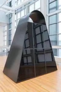托克瓦斯·戴森，《深黑》，2021，木头、丙烯、钢材、石墨，304.8 × 182.9 × 386.1 cm。© 托克瓦斯·戴森，俄亥俄州立大学韦克斯纳视觉艺术中心