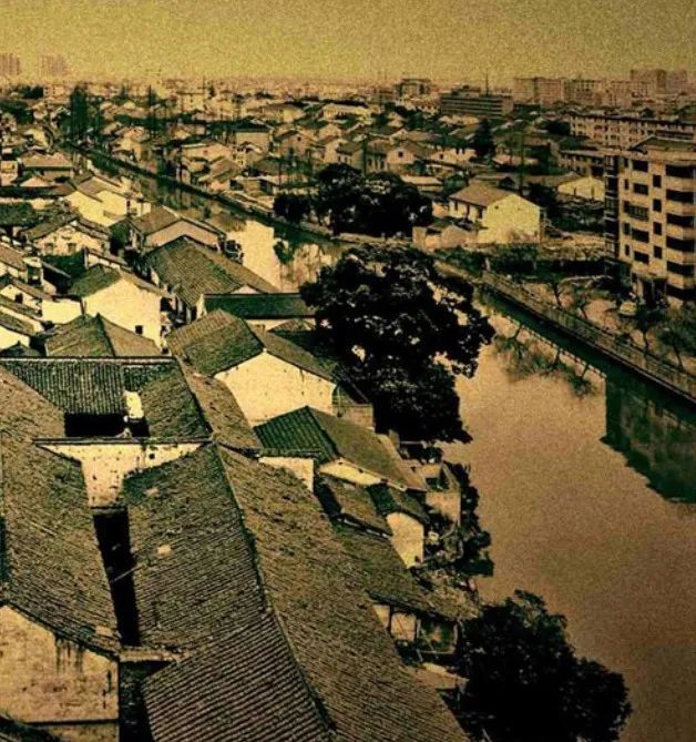 泗泾古镇旧影，住宅多按前街后河布局 