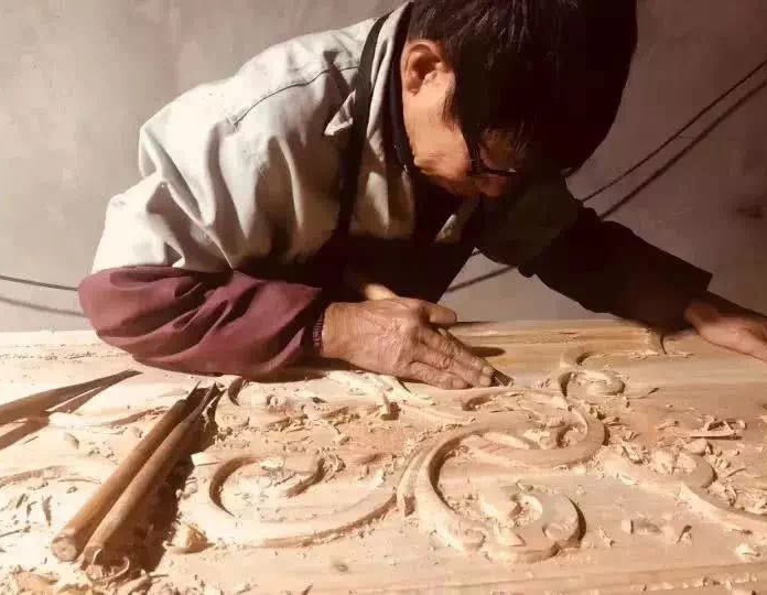 工艺深厚的老匠人在泗泾进行细木雕刻