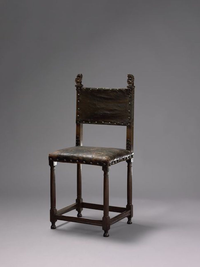 图9：西班牙椅子，荷兰语，约1640-1650年，紫檀木、小牛皮，阿姆斯特丹国家博物馆藏