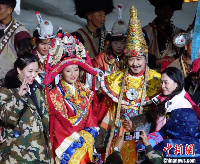 4月10日晚，《文成公主》藏文化大型史诗剧第九季在拉萨开演。演出结束后，观众和演员合影。　冉文娟 摄