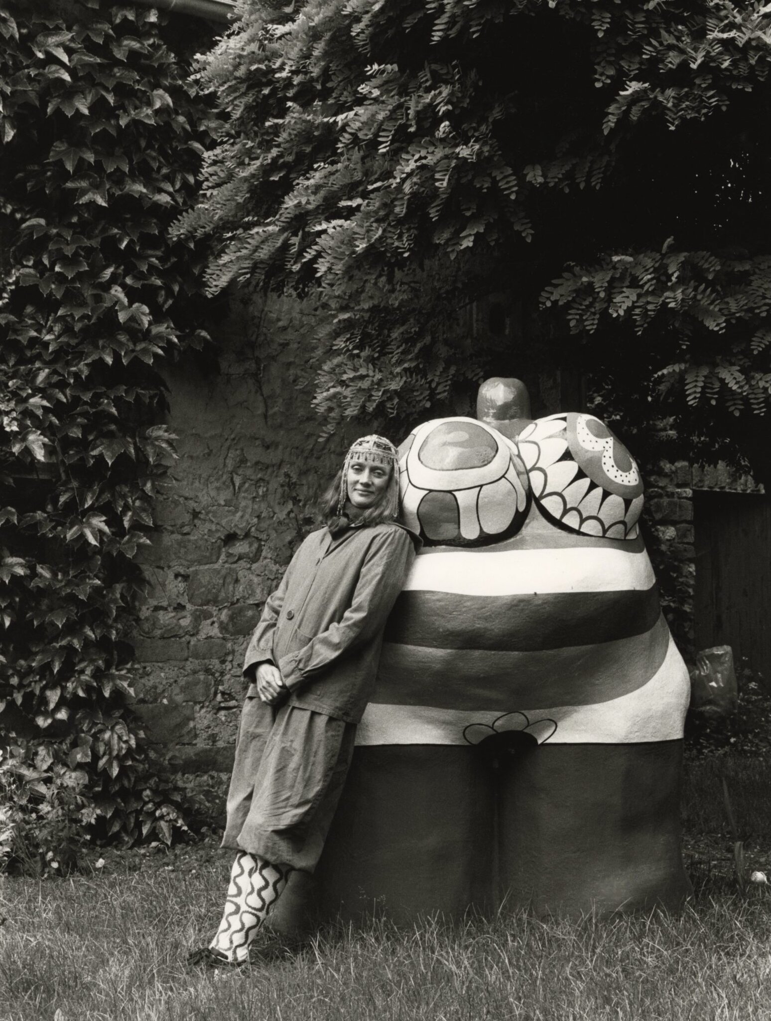 1981年，妮基·圣法勒与其作品在巴黎家中