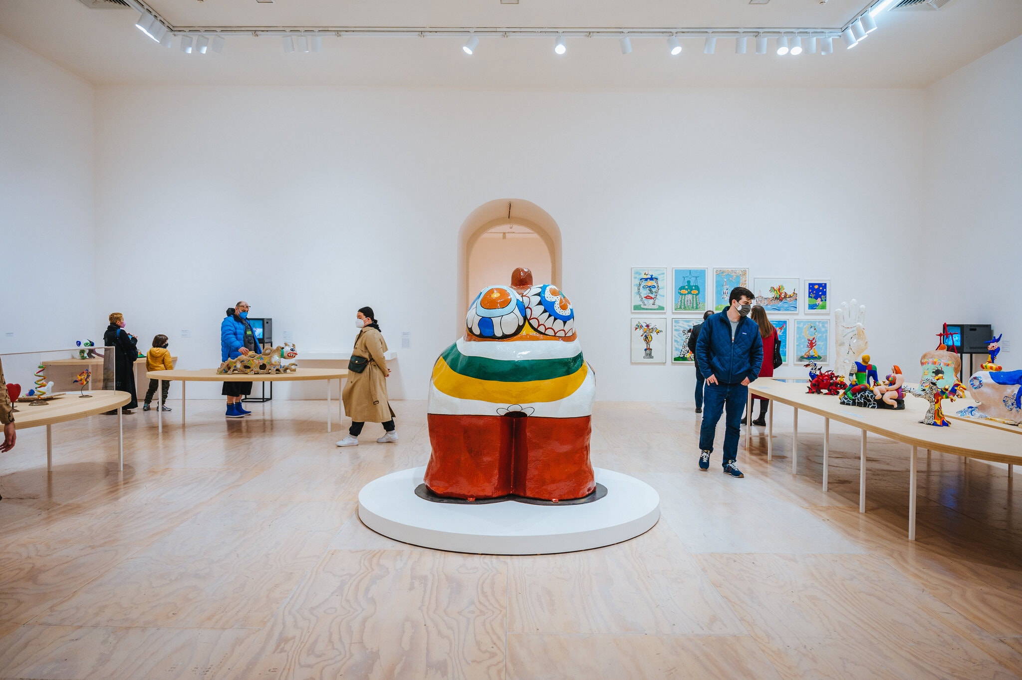 妮基·圣法勒的“娜娜”系列作品之一《Clarice Again》（1966-1967年） MoMA PS1展览现场