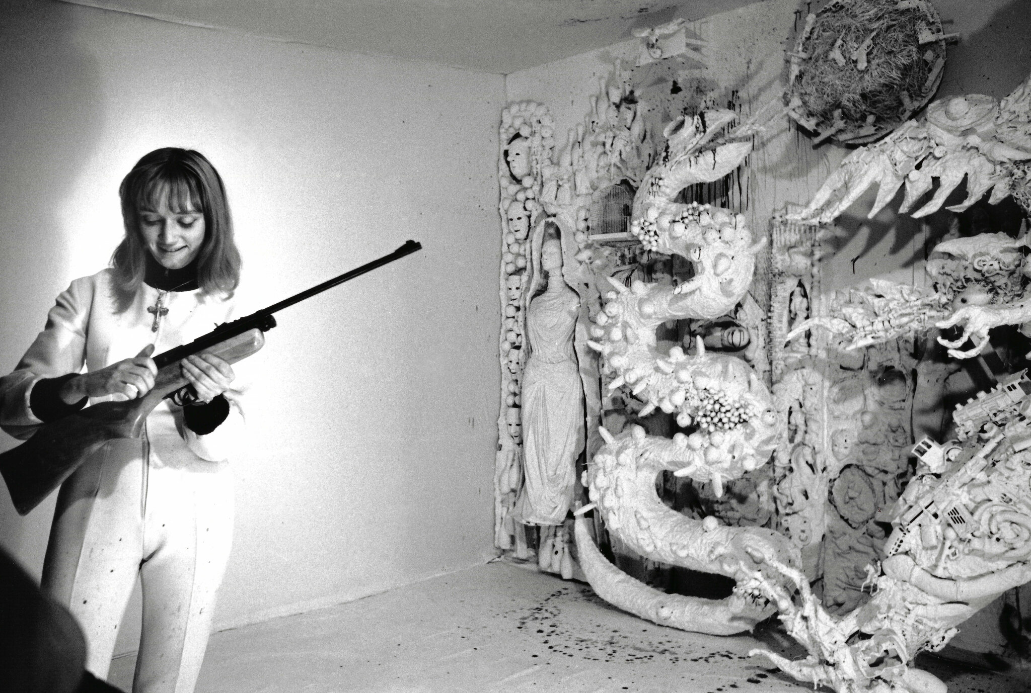1962年，妮基·圣法勒在安装步枪