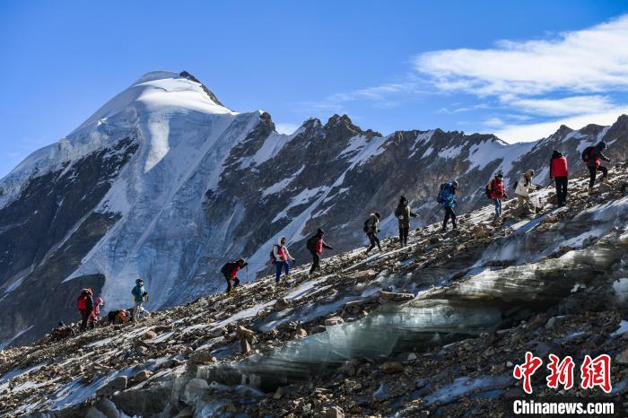 图为冰雪运动爱好者在官方组织下在西藏当雄县羊八井镇攀登洛堆峰。(资料图) 何蓬磊 摄