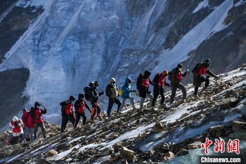 中国侨网图为冰雪运动爱好者在官方组织下在西藏当雄县羊八井镇攀登洛堆峰。（资料图）　何蓬磊　摄