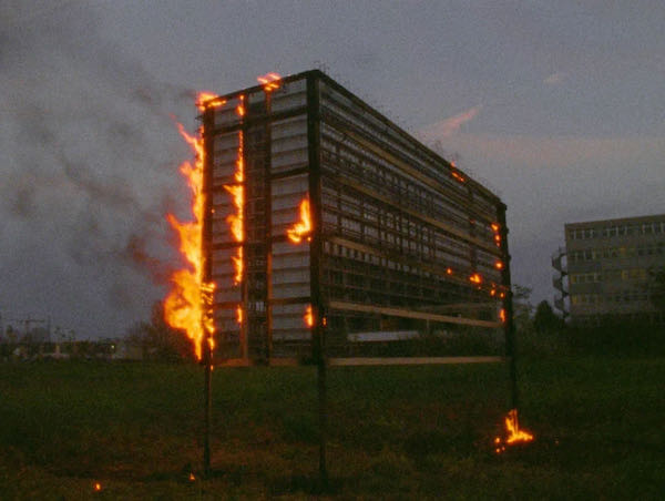 泰阳·昂洛拉托与尼科·克雷布斯，《火》，2014年，16mm影片转为SD DVD格式，6分钟45秒。 