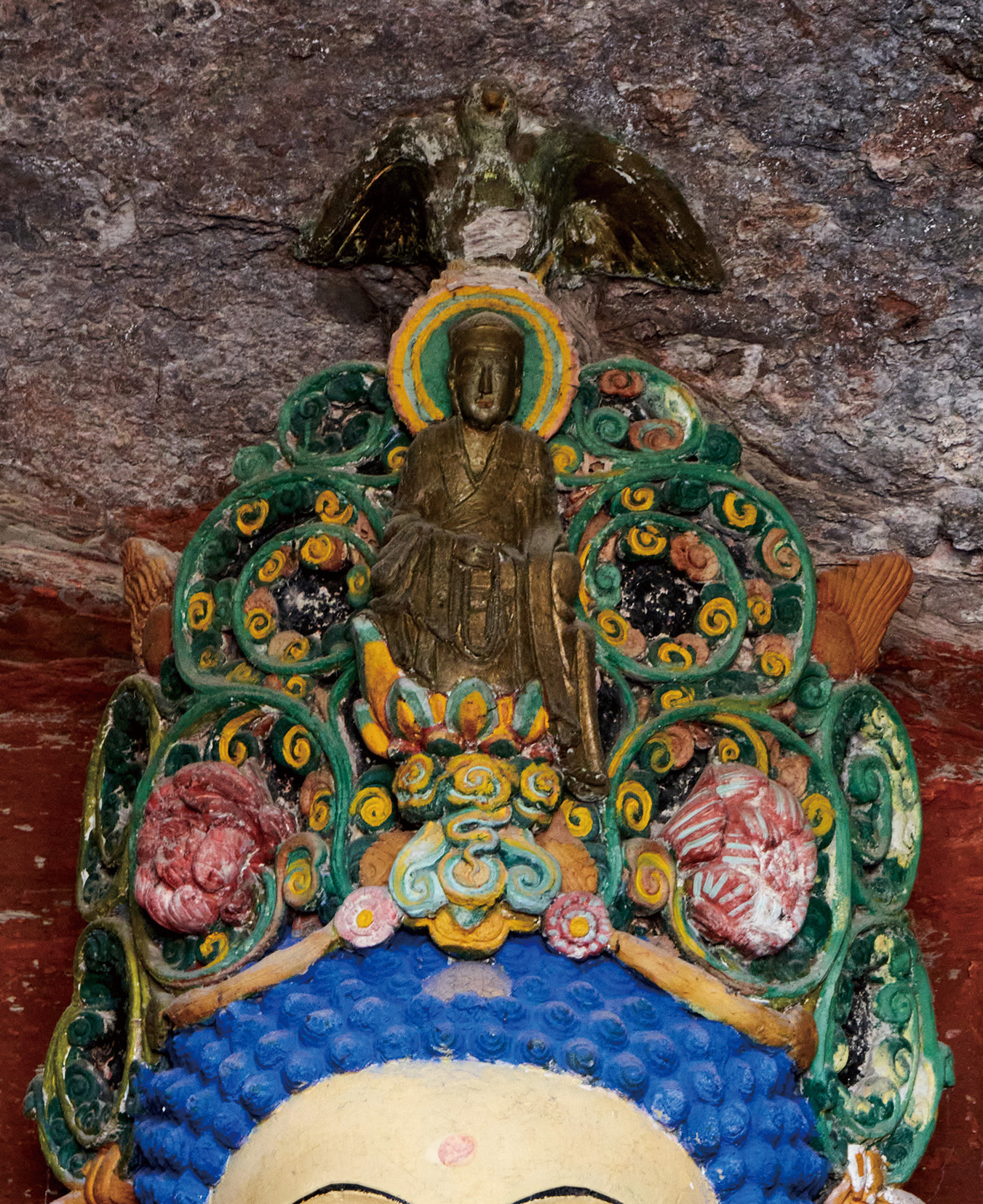 安岳北部毗卢佛头冠的柳本尊捻佛珠及站立的金翅鸟
