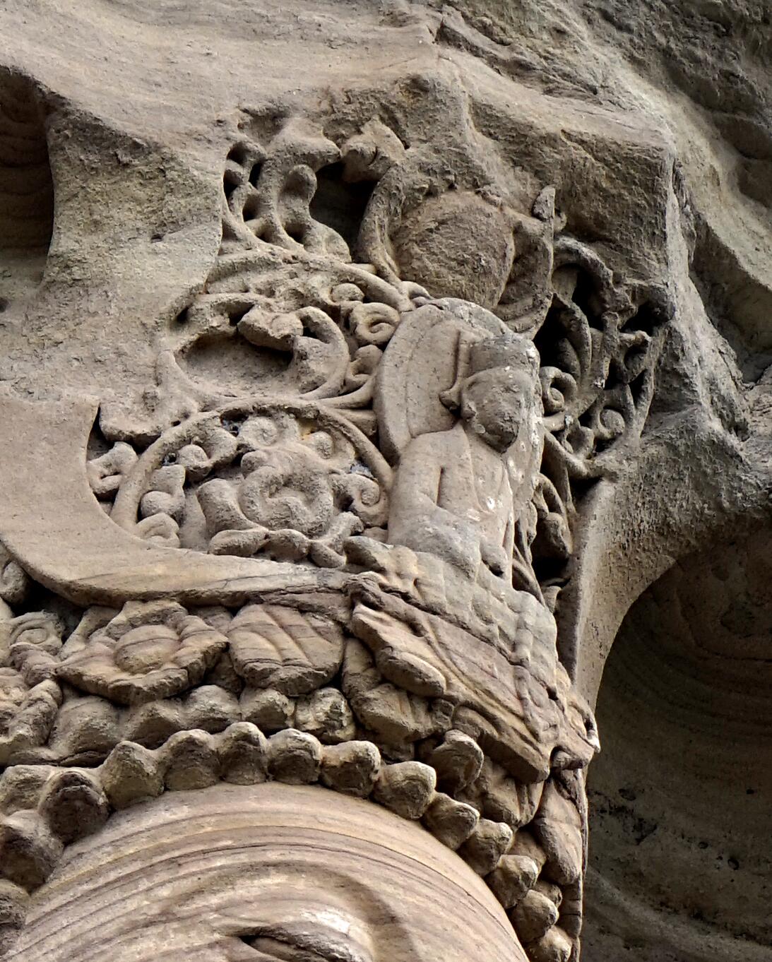 茗山寺5号龛毗卢洞冠中的柳本尊和站立于上的金翅鸟残迹