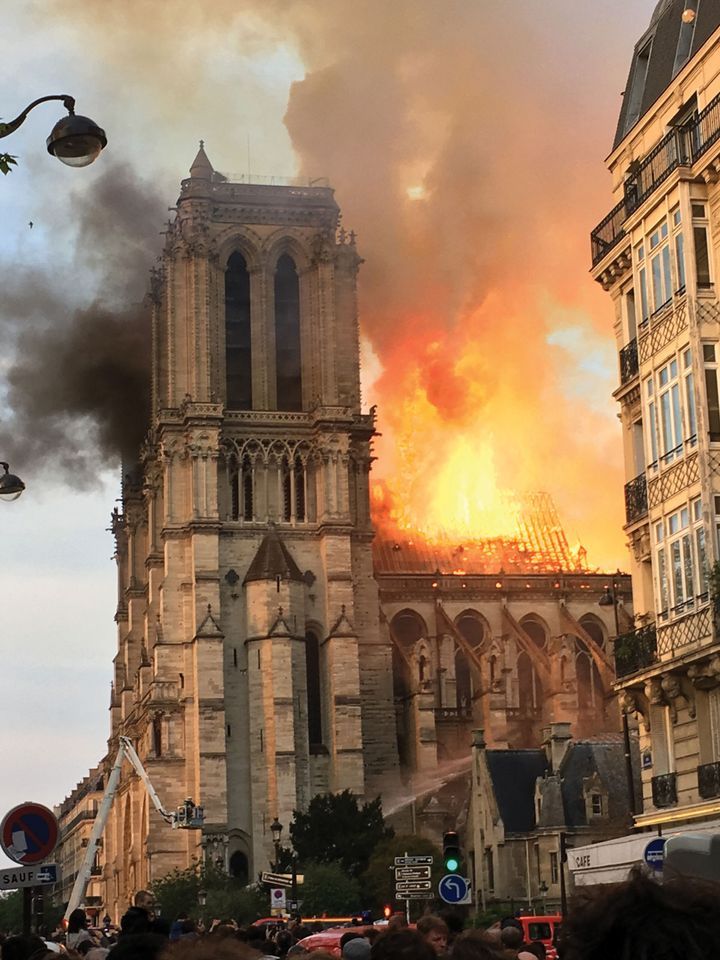 2019年4月15日，巴黎圣母院燃起熊熊大火。
