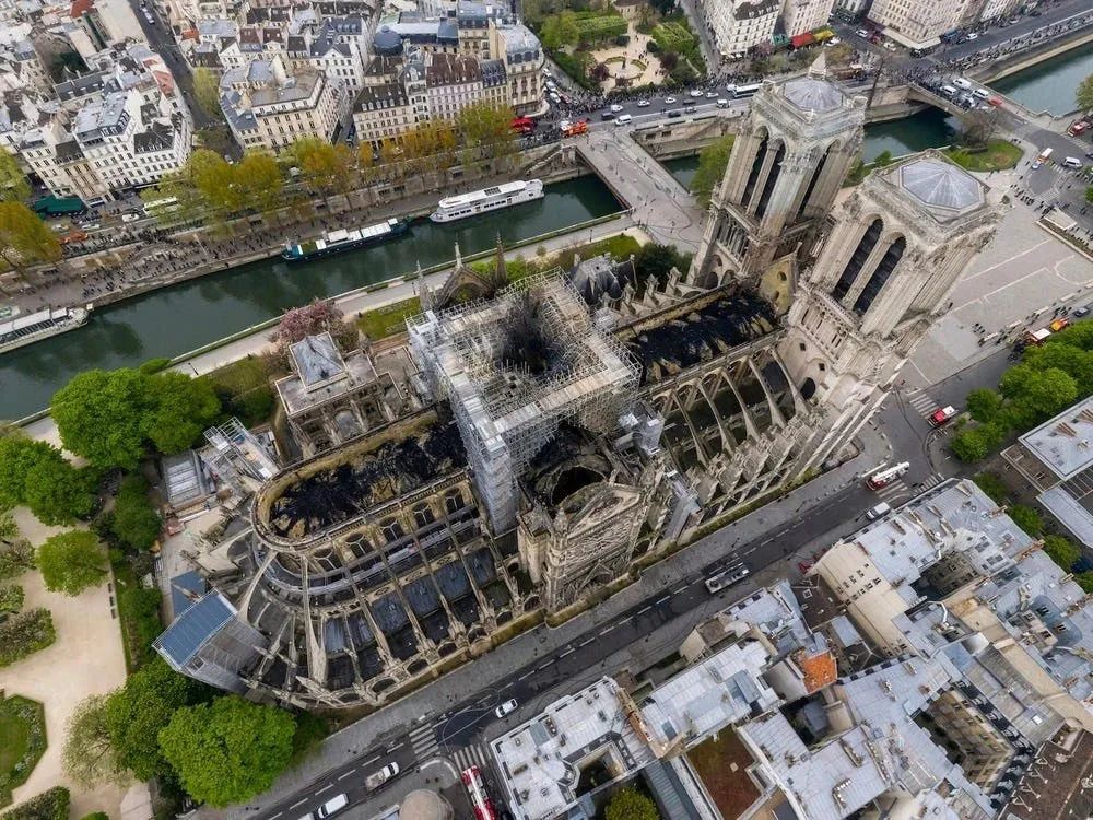 火灾后巴黎圣母院俯视图