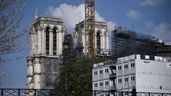 巴黎圣母院巨大的建筑工地