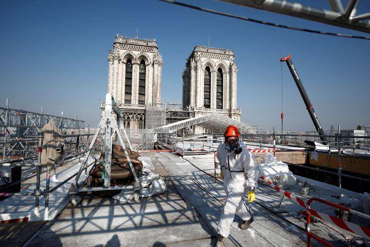 巴黎圣母院巨大的建筑工地