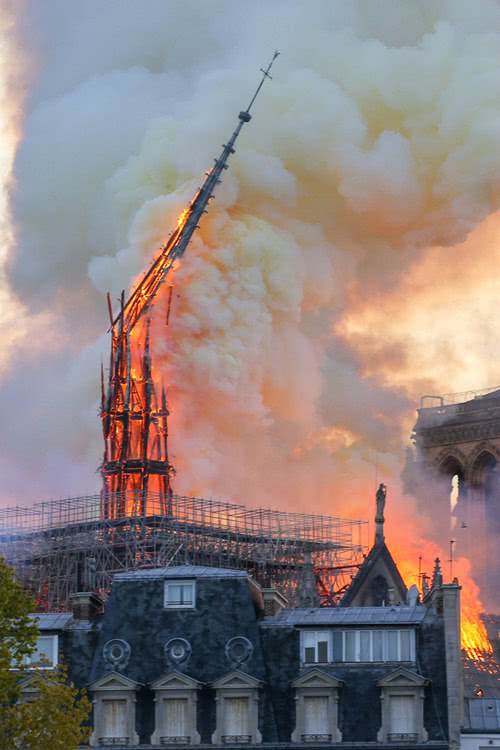 2019年4月15日，巴黎圣母院尖塔被大火烧毁。