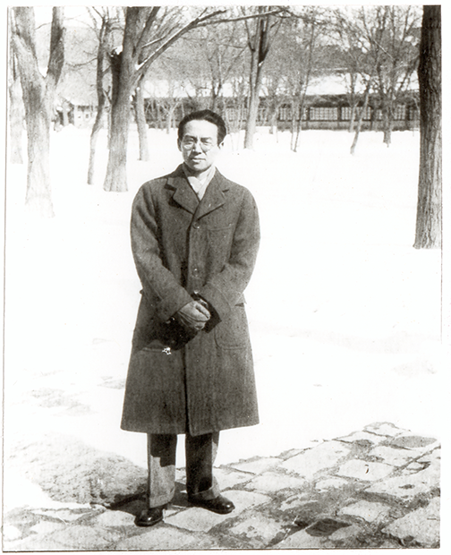 1931年左右梁思成在中山公园中国营造学社前