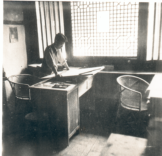 20世纪40年代，梁思成在四川南溪李庄中国营造学社工作室绘图