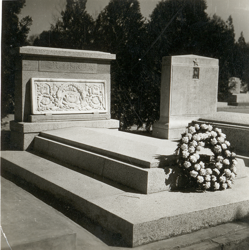 1955年4月1日林徽因病逝，梁思成为林徽因设计了墓碑