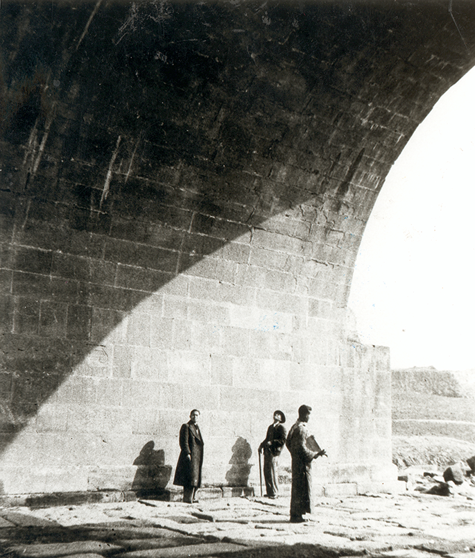 1939—1940年，梁思成（中）、陈明达（左）、莫宗江（右）考察南充桥