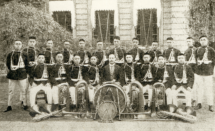 梁思成（左一）在清华学习时任军乐队队长