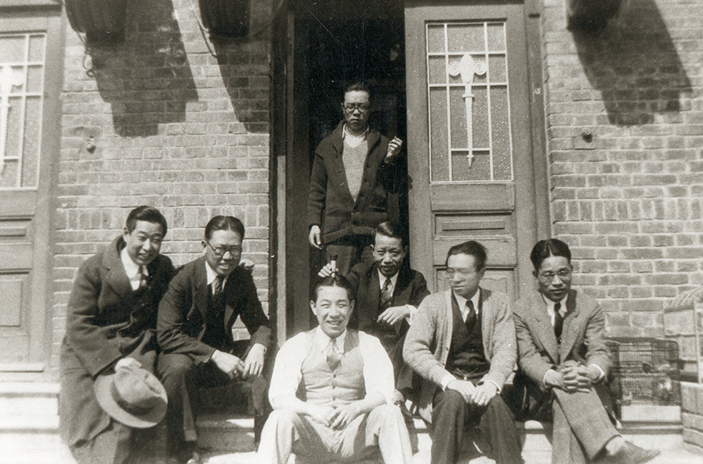 1929年东北大学建筑系教师们的合影：右二为梁思成，中央为陈植